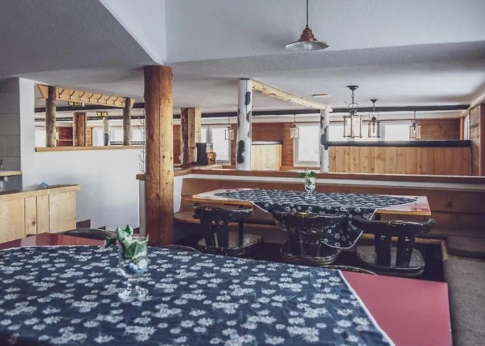 Berghostel Rinerhorn By Mountain *