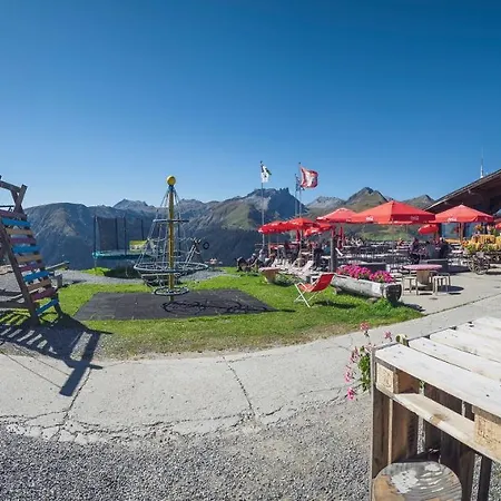 Berghostel Rinerhorn By Mountain *